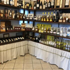 Fontana vini e olio Enoteca del Lugana Sirmione Lago di Garda - Brescia