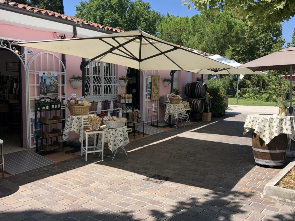 Fontana vini e olio Enoteca del Lugana Sirmione Lago di Garda - Brescia